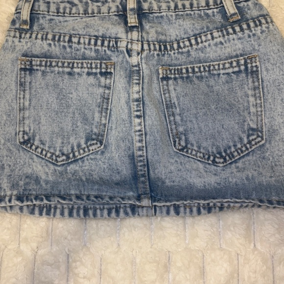 Light washed Denim mini skirt - Picture 2 of 3
